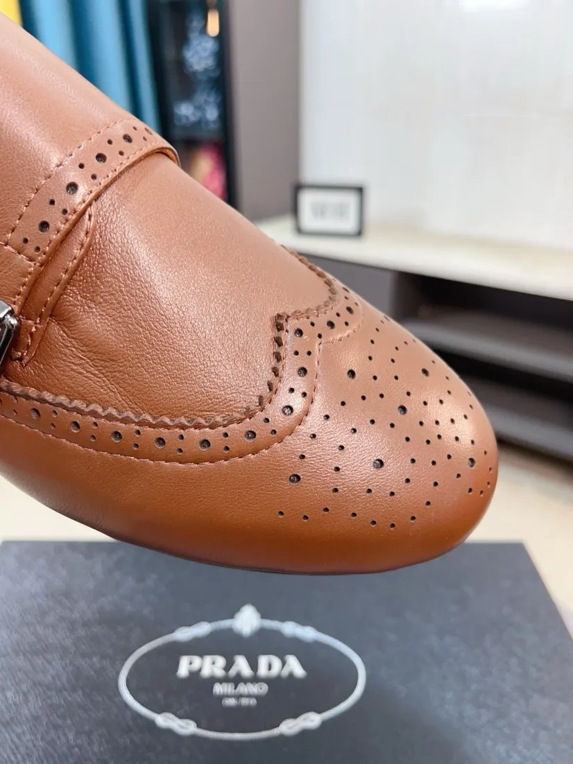 Men's shoes 💰560🌸🌸Men's shoes 💰prada/Prada New men's spliced ​​casual sports shoes. These sports shoes use exquisite stitching technology to outline a unique geometric texture, and contemporary lines and details reinterpret the classic sports style. The upper is made of ultra-official material, and the inner foot pad is made of cow leather. It is light and breathable, practical and versatile, and the outsole has a laser logo to create a comfortable wearing experience. Comes with full set of original packaging dust bag! Size: 38-44 (45 customized)